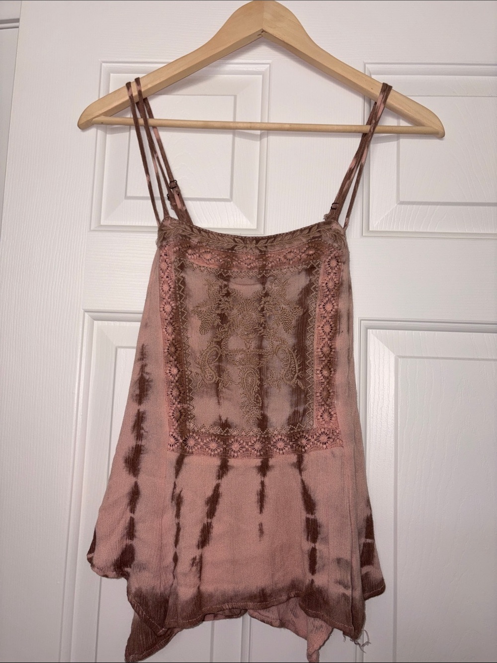 gimmicks by BKE Pink & Brown Tie-Dye Lace-Front Cami